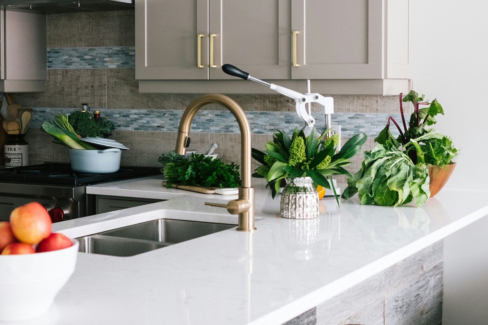 Natron und Essig zur Reinigung eines Abflusses