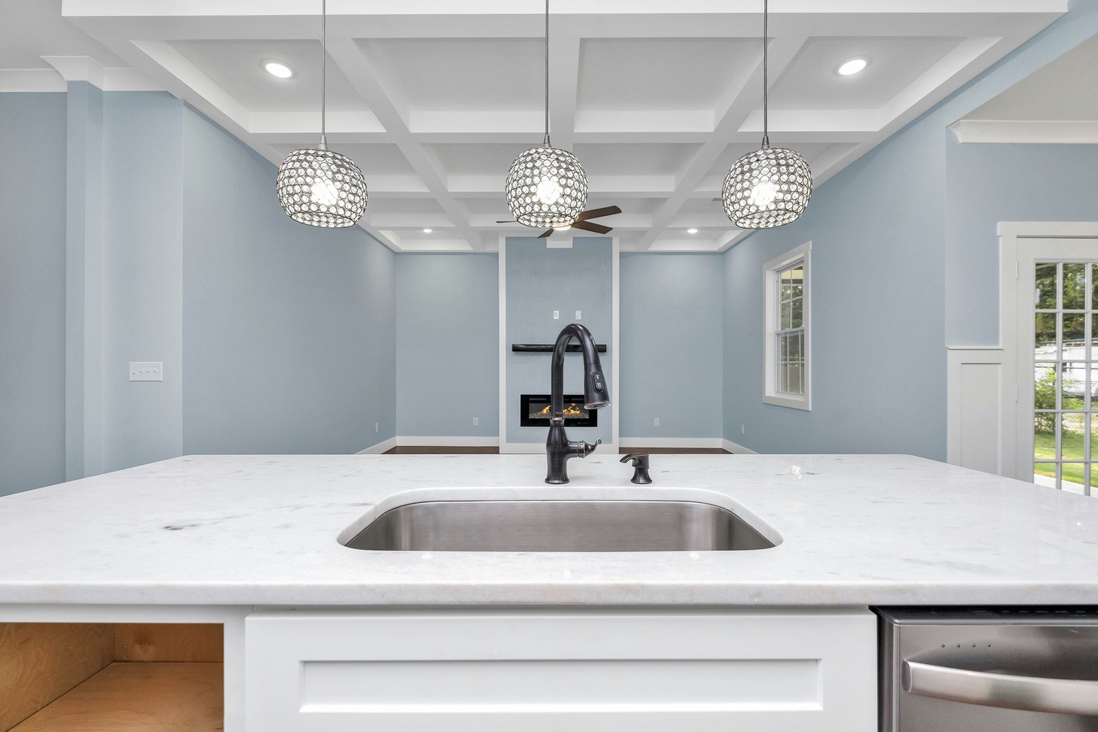 Natron und Essig werden zur Reinigung eines Abflusses verwendet