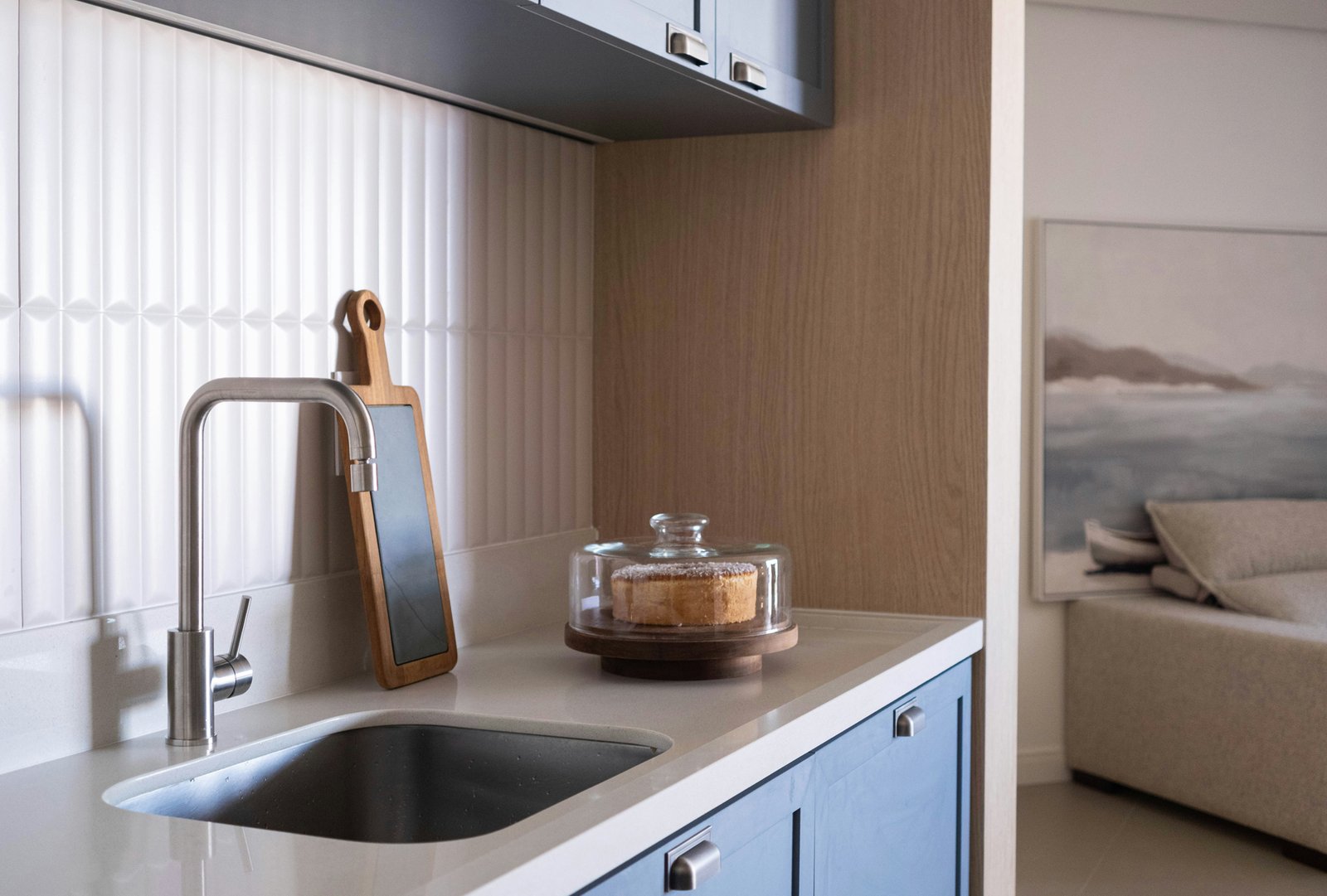 Siphon unter einer Küchenspüle im Unterschrank