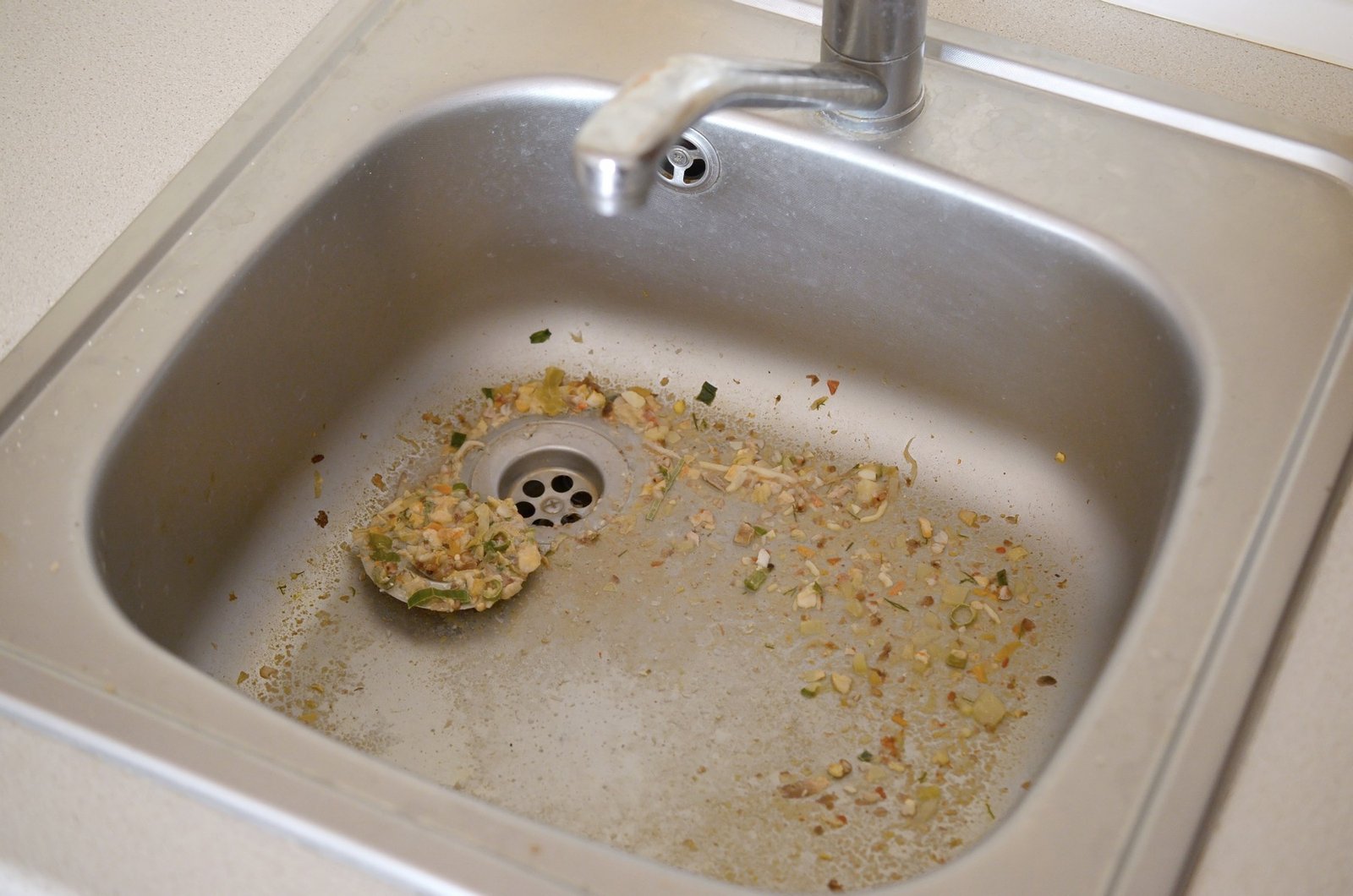 Stinkender Küchenabfluss – Ursachen und Lösungen